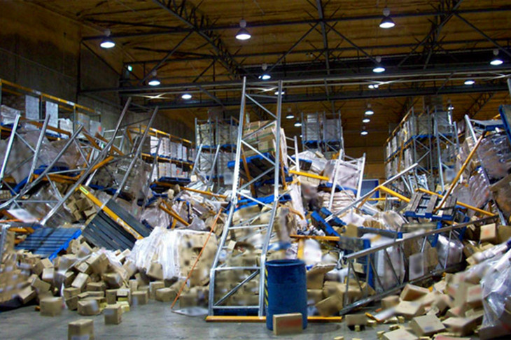 导致货架倒塌的原因是什么？