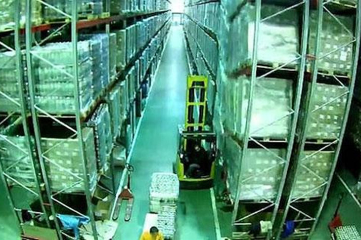 多米诺效应！因叉车司机操作失误致仓库货架倒塌