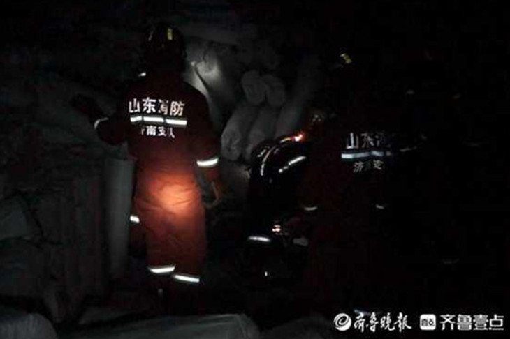 济南某公司货架突然倒塌压住两人，消防员到场急救